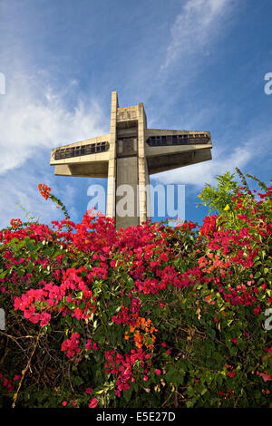 100-piedi di altezza a forma di croce torre di osservazione chiamato El Vigia croce sulla sommità del colle Vigia Febbraio 21, 2009 in Ponce, Puerto Rico. Foto Stock