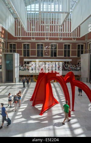 Amsterdam, Olanda, all'interno, Paesi Bassi, il Rijksmuseum, scultura moderna in mostra, artista di credito: Calder, colore della città, ragno di calder Foto Stock
