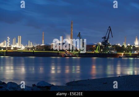 Industria chimica accanto al fiume Reno, Germania. Foto Stock