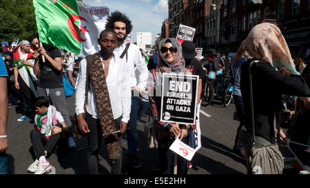 Manifestanti pro-palestinesi con bandiera algerina e cartello "fine degli attacchi israeliani a Gaza” a Londra Regno Unito 19 luglio 2014 KATHY DEWITT Foto Stock