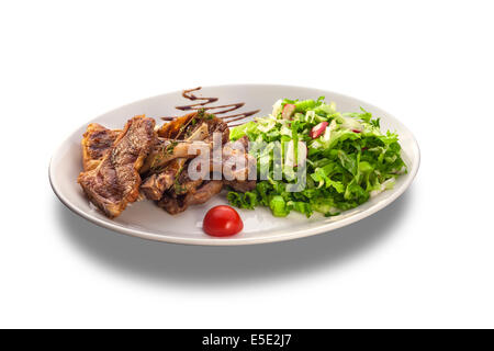 Bistecche alla griglia e verdura fresca isolati su piastra bianca Foto Stock