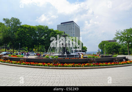 La città di Quebec, Canada - Luglio, 20: Fontana de Tourny situato in centro, a destra nella parte anteriore del Québec il Parlamento, nella vecchia città Qubecc, Foto Stock