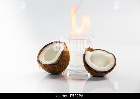 Cocktail di cocco su sfondo bianco con la menta e il fuoco Foto Stock