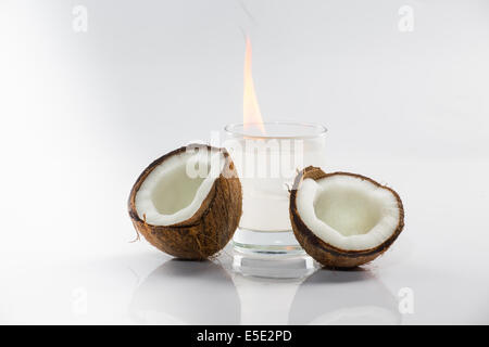 Cocktail di cocco su sfondo bianco con la menta e il fuoco Foto Stock