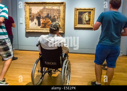 Amsterdam, Olanda, Paesi Bassi, turisti disabili, in sedia a rotelle, visita all'interno del Rijksmuseum e del Museo, ammirando l'arte guardando i dipinti Foto Stock