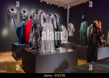 Amsterdam, Olanda, Paesi Bassi, Opera costumi di scena sul display interno, il Museo Stedelijk di Arte Moderna Foto Stock