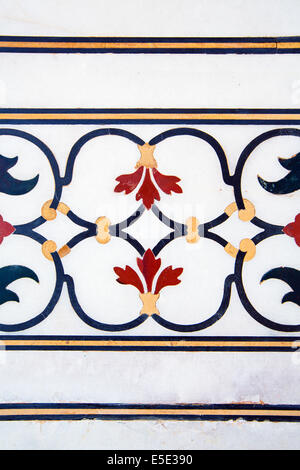 Un dettaglio di un disegno sul lato del Taj Mahal, fatta con semi-pietra preziosa, Taj Mahal, Agra, India Foto Stock