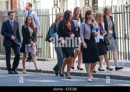 Londra, Regno Unito. 29 Luglio, 2014. I membri della famiglia dei passeggeri britannici che hanno perso la vita quando aria Malaysia di volo MH17 è stato girato verso il basso sopra l'Ucraina visita 10 di Downing Street per incontrare il Primo Ministro David Cameron. Credito: Paolo Davey/Alamy Live News Foto Stock