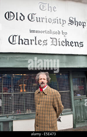 Regno Unito, Inghilterra, Londra, Bloomsbury, Portsmouth Street. Un attore vestito da Charles Dickens di fronte al negozio Old Curiosity Foto Stock
