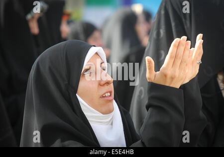 Tehran, Iran. 29 Luglio, 2014. Un musulmano iraniano offrire preghiere all'Imam Khomeini grande moschea in occasione di Eid al-Fitr a Tehran, Iran, luglio 29, 2014. I musulmani in Iran ha celebrato l'Eid al-Fitr Martedì, segnando la fine del mese di digiuno del Ramadan. Credito: Ahmad Halabisaz/Xinhua/Alamy Live News Foto Stock