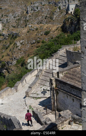 Matera è stato costruito su una collina. Per rech il centro della città vecchia e le scale erano buil tutti intorno a Foto Stock