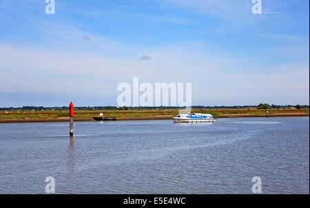 Un incrociatore a motore su Norfolk Broads su acqua Breydon vicino a Great Yarmouth, Norfolk, Inghilterra, Regno Unito. Foto Stock