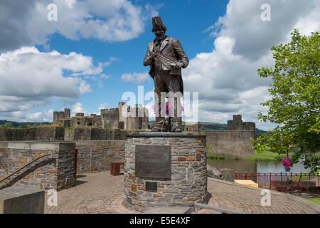 La statua del comico Tommy Cooper di fronte del Castello nella sua città natale di Caerphilly, Mid Glamorgan, South Wales, Regno Unito. Foto Stock