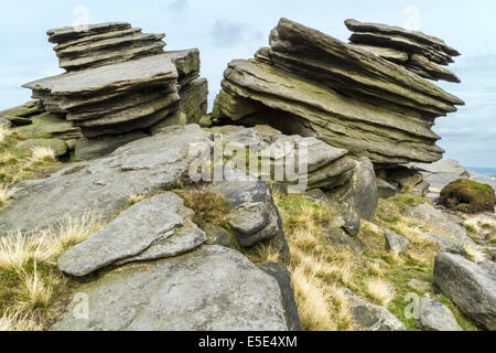 Gritstone stratificata (pietra arenaria silicea) formazione di roccia su Kinder Scout, Parco Nazionale di Peak District, Derbyshire, England, Regno Unito Foto Stock