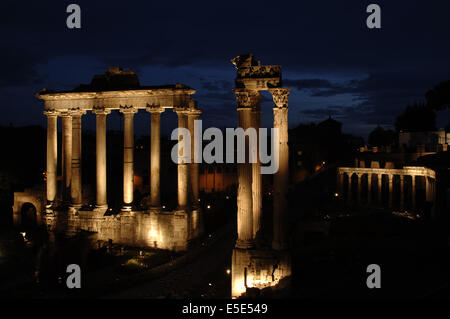 L'Italia. Roma. Foro Romano. Tempio di Saturno V secolo A.C., ricostruito nel III secolo e Tempio della Concordia. Notte. Foto Stock