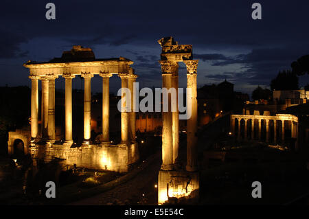 L'Italia. Roma. Foro Romano. Tempio di Saturno V secolo A.C., ricostruito nel III secolo e Tempio della Concordia. Notte. Foto Stock