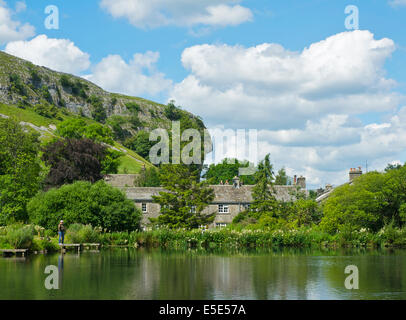 Il pescatore a Fattoria di Pesce, con Kilnsey Crag dietro, Kilnsey, Wharfedale, Yorkshire Dales National Park, North Yorkshire, Inghilterra, Regno Unito Foto Stock