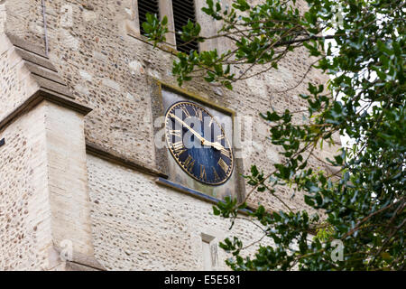 L'orologio della chiesa Grantchester, Cambridgeshire Regno Unito mostra il tempo a dieci a tre - Rupert Brooke vissuto nella vecchia canonica Foto Stock