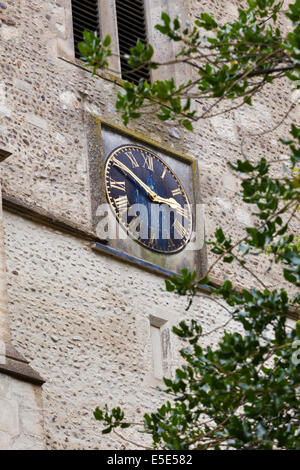 L'orologio della chiesa Grantchester, Cambridgeshire Regno Unito mostra il tempo a dieci a tre - Rupert Brooke vissuto nella vecchia canonica Foto Stock