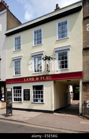 L Agnello e bandiera public house nella città di Oxford Regno Unito - La Inklings gruppo letterario incontrato qui ed è stato usato da Thomas Hardy. Foto Stock