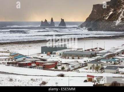 Giorno nevoso in Vik, Reynisdrangar, South Coast, Islanda Foto Stock