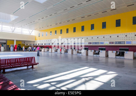 Svuotare i banchi check-in presso la sala partenze a Bordeaux-aeroporto di Mérignac Francia. Foto Stock