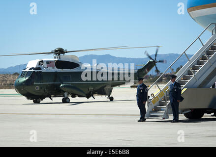 Luglio 23, 2014 - Los Angeles, California, Stati Uniti - Marina Uno --- di un Marine una Escort si riscalda lungo il lato Air Force uno dopo l'arrivo del Presidente Obama a LAX Mercoledì 23 Luglio, 2014. Sikorsky's SH-3 Sea King elicottero è stata in uso dal US Marine Corps' HMX-1 squadrone di prima scelta per uno marino dal momento che non molto tempo dopo che è stato messo in servizio dalla Us Navy nel 1961. Il familiare verde metallizzato con top bianco Sea King è trasportato lungo con la limousine presidenziale e altre attrezzature di grandi dimensioni tramite una serie di diversi C-17 Boeing Globemaster trasporti aerei operati dagli Stati Uniti Foto Stock