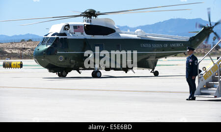 Luglio 23, 2014 - Los Angeles, California, Stati Uniti - Marina Uno --- di un Marine una Escort si riscalda lungo il lato Air Force uno dopo l'arrivo del Presidente Obama a LAX Mercoledì 23 Luglio 2014.Sikorsky's SH-3 Sea King elicottero è stata in uso dal US Marine Corps' HMX-1 squadrone di prima scelta per uno marino dal momento che non molto tempo dopo che è stato messo in servizio dalla Us Navy nel 1961. Il familiare verde metallizzato con top bianco Sea King è trasportato lungo con la limousine presidenziale e altre attrezzature di grandi dimensioni tramite una serie di diversi C-17 Boeing Globemaster trasporti aerei operati da noi un Foto Stock