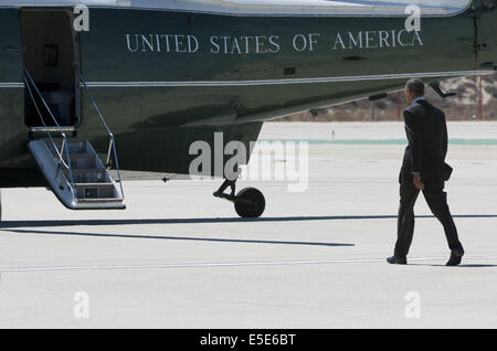 Luglio 23, 2014 - Los Angeles, California, Stati Uniti - Marina Uno --- Il Presidente Barack Obama fa il suo modo attraverso la pista di atterraggio per le Marine di attesa uno dopo lo sbarco Air Force One su Mercoledì 23 Luglio, 2014. Sikorsky's SH-3 Sea King elicottero è stata in uso dal US Marine Corps' HMX-1 squadrone di prima scelta per uno marino dal momento che non molto tempo dopo che è stato messo in servizio dalla Us Navy nel 1961. Il familiare verde metallizzato con top bianco Sea King è trasportato lungo con la limousine presidenziale e altre attrezzature di grandi dimensioni tramite una serie di diversi C-17 Boeing Globemaster velivoli da trasporto op Foto Stock