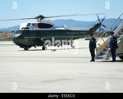 Luglio 23, 2014 - Los Angeles, California, Stati Uniti - Marina Uno --- di un Marine una Escort si riscalda lungo il lato Air Force uno dopo l'arrivo del Presidente Obama a LAX Mercoledì 23 Luglio, 2014. Sikorsky's SH-3 Sea King elicottero è stata in uso dal US Marine Corps' HMX-1 squadrone di prima scelta per uno marino dal momento che non molto tempo dopo che è stato messo in servizio dalla Us Navy nel 1961. Il familiare verde metallizzato con top bianco Sea King è trasportato lungo con la limousine presidenziale e altre attrezzature di grandi dimensioni tramite una serie di diversi C-17 Boeing Globemaster trasporti aerei operati dagli Stati Uniti Foto Stock