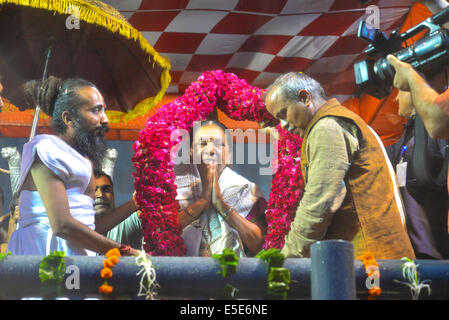 Ahmedabad, Gujarat/India. 29 Luglio, 2014. Chief Minister Anandi Patel essendo accolto con una ghirlanda di fiori in occasione di maha-aarti, maha-aarti è organizzata dal tempio di Jagannath fiducia sul lungofiume di Sabarmati vicino Somnath Bhudar, in Ahmedabad, India. Credito: Nisarg Lakhmani/Alamy Live News Foto Stock