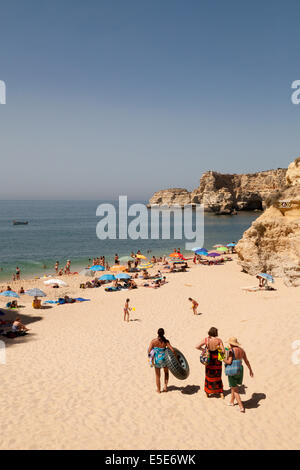 Il turista in vacanza estiva, Praia da Marinha ( Marinha beach ), Algarve, Portogallo Europa Foto Stock