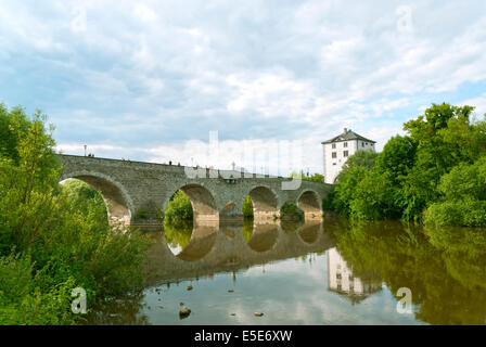 Il vecchio ponte di Lahn in Limburg an der Lahn, sede del distretto di Limburg-Weilburg in Hesse, Germania Foto Stock