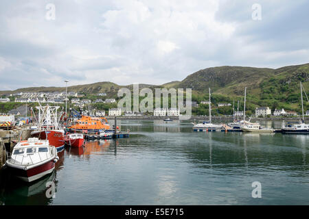 Barche e RNLI scialuppa di salvataggio ormeggiata nel porto di pescatori a Scottish west coast. Mallaig, Highland, Scozia, Regno Unito, Gran Bretagna Foto Stock