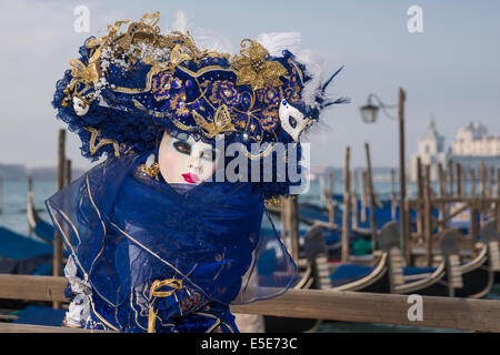 Venezia, Italia - 09 febbraio: una donna che indossa un costume di  carnevale pone durante una sessione di ritratto sul palco del circus  struttura costruita in Saint ma Foto stock - Alamy