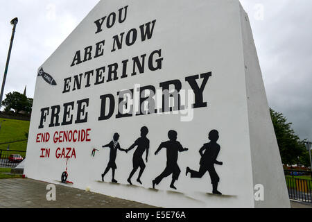 Derry, Londonderry, Irlanda del Nord - 29 luglio 2014 Pro-Palestinian Slogan dipinta su Free Derry Wall. Slogan Pro-Palestinian dipinto sul iconico punto di riferimento, Free Derry Wall, nel Bogside nazionalista. Credito: George Sweeney/Alamy Live News Foto Stock