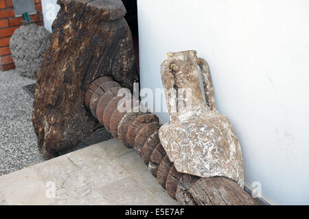 Le antiche anfore rotto sulla grande tassello di legno che è stato recuperato dal Mare Adriatico, Montenegro. Foto Stock