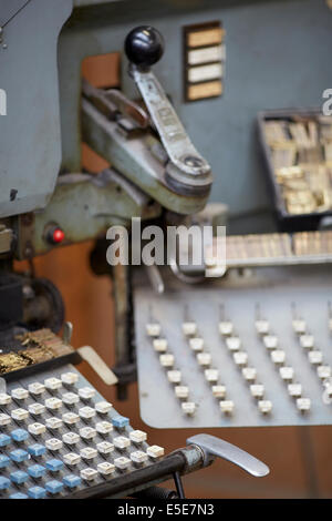 Vecchia macchina da stampa in book maker factory Foto Stock