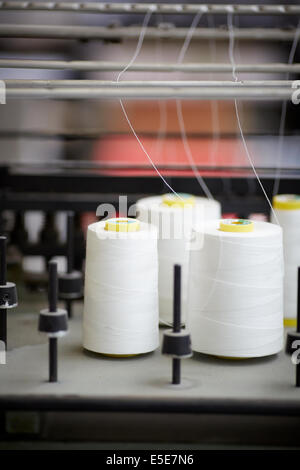 Book Maker macchina in fabbrica per la rilegatura delle pagine con cotone Foto Stock