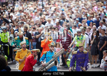 Manchester parata del giorno 2014 sfilano per le strade di Manchester REGNO UNITO coleotteri band stile seguita dalla folla Foto Stock
