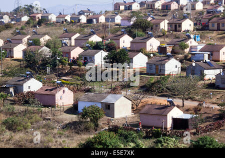 Vista del basso costo township case equipaggiato con riscaldamento solare a Verulam a Durban, Sud Africa Foto Stock