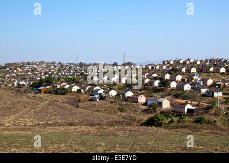 Zone rurali a basso costo di case situate lungo la canna da zucchero campo Foto Stock