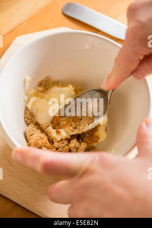 Passo per passo come fare Cinnamon Toast Foto Stock