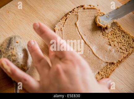 Passo per passo come fare Cinnamon Toast Foto Stock