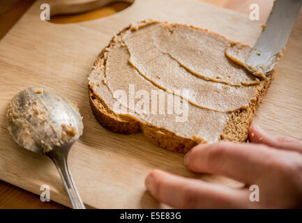 Passo per passo come fare Cinnamon Toast Foto Stock