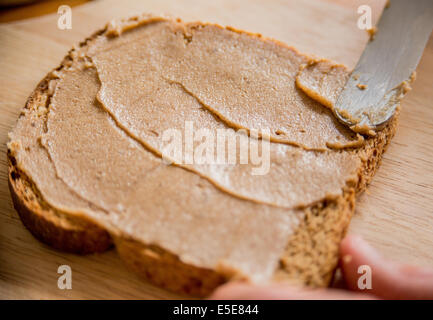 Passo per passo come fare Cinnamon Toast Foto Stock