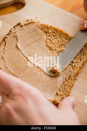 Passo per passo come fare Cinnamon Toast Foto Stock