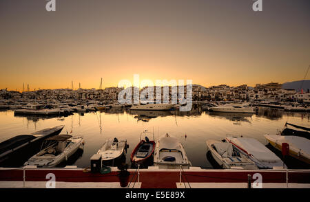 Lussuosi yacht e barche a motore ormeggiata in porto turistico di Puerto Banus a Marbella, Spagna. Marbella è una popolare meta di vacanza Foto Stock