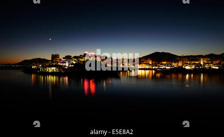 Puerto Banus a Marbella, Spagna di notte. Marbella è una popolare destinazione per vacanze situato sulla Costa del Sol in Spagna Foto Stock