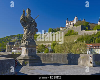 San Kilian sul vecchio ponte principale con la Fortezza di Marienberg a Würzburg, Germania Foto Stock